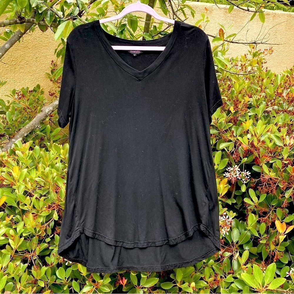 Amaryllis Black V-Neck T-Shirt/Top. Size Large. Excellent Pre-Owned Condition